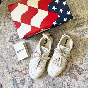 Autry / Medalist Low Leather Sneaker in White/Gold